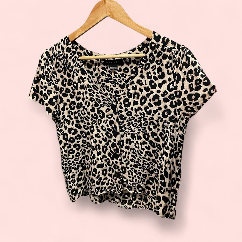 Cute creamy leopard print chunky button front top Sanctuary flowy